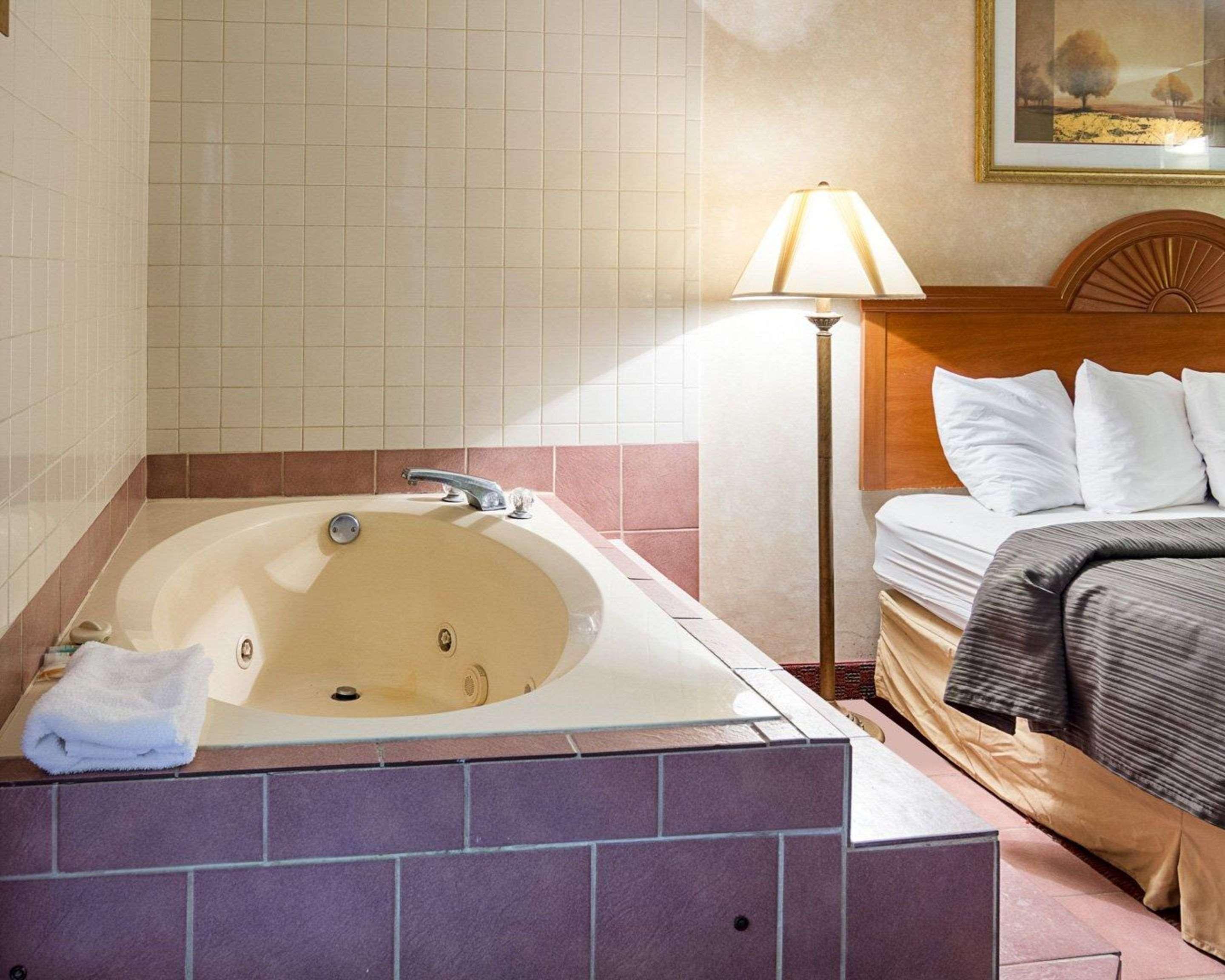 Quality Inn Petersburg Near Fort Gregg-Adams Buitenkant foto