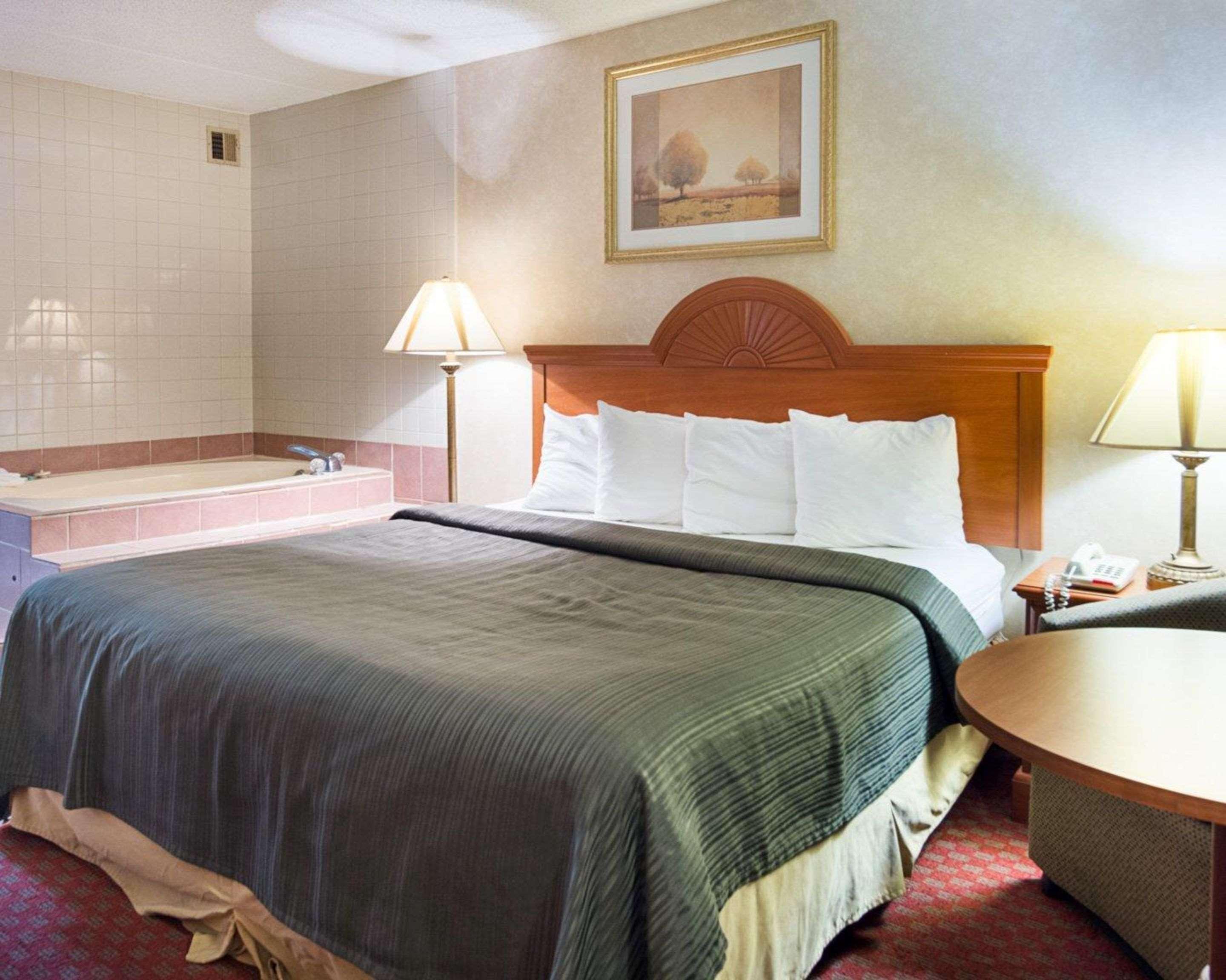 Quality Inn Petersburg Near Fort Gregg-Adams Buitenkant foto
