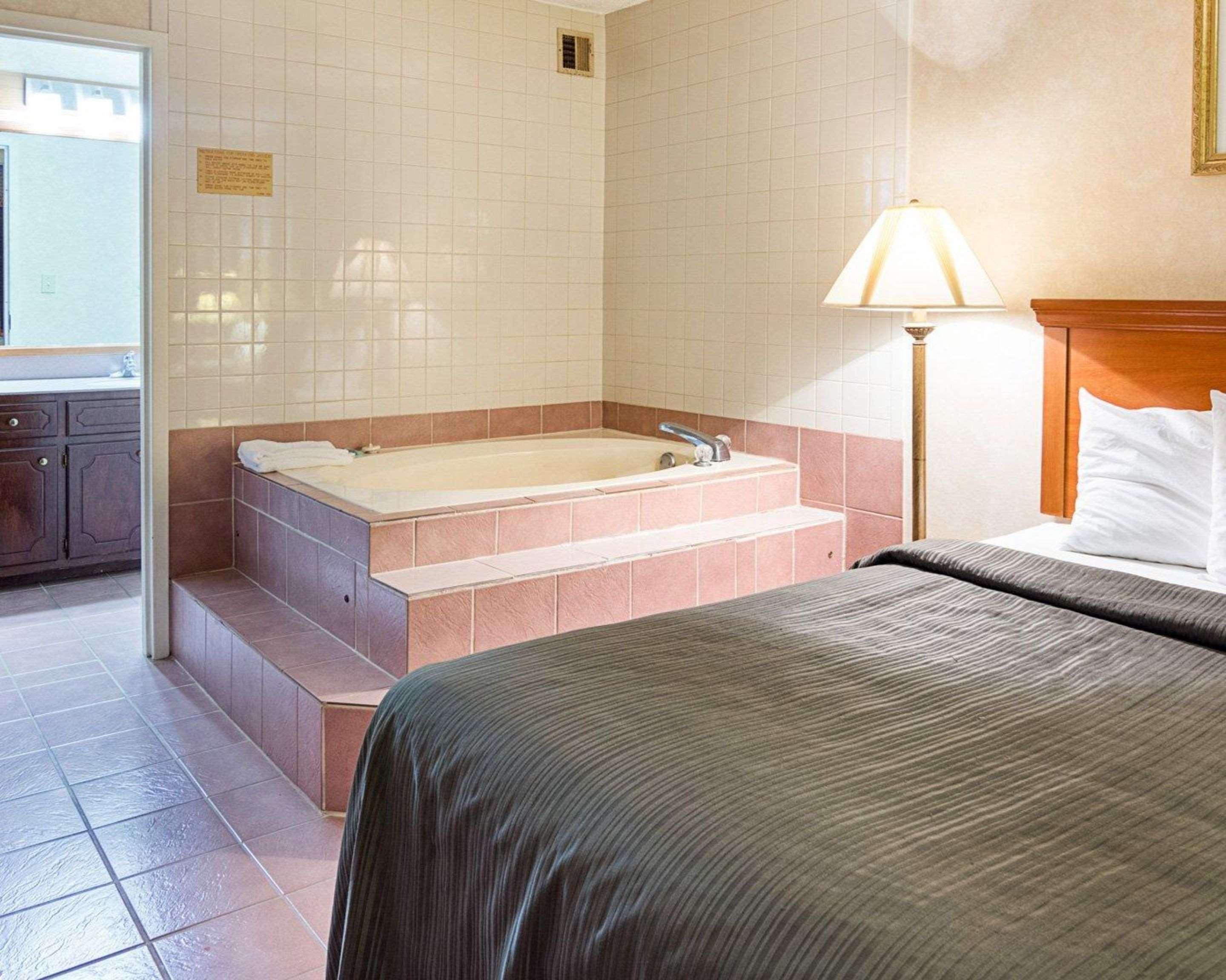 Quality Inn Petersburg Near Fort Gregg-Adams Buitenkant foto