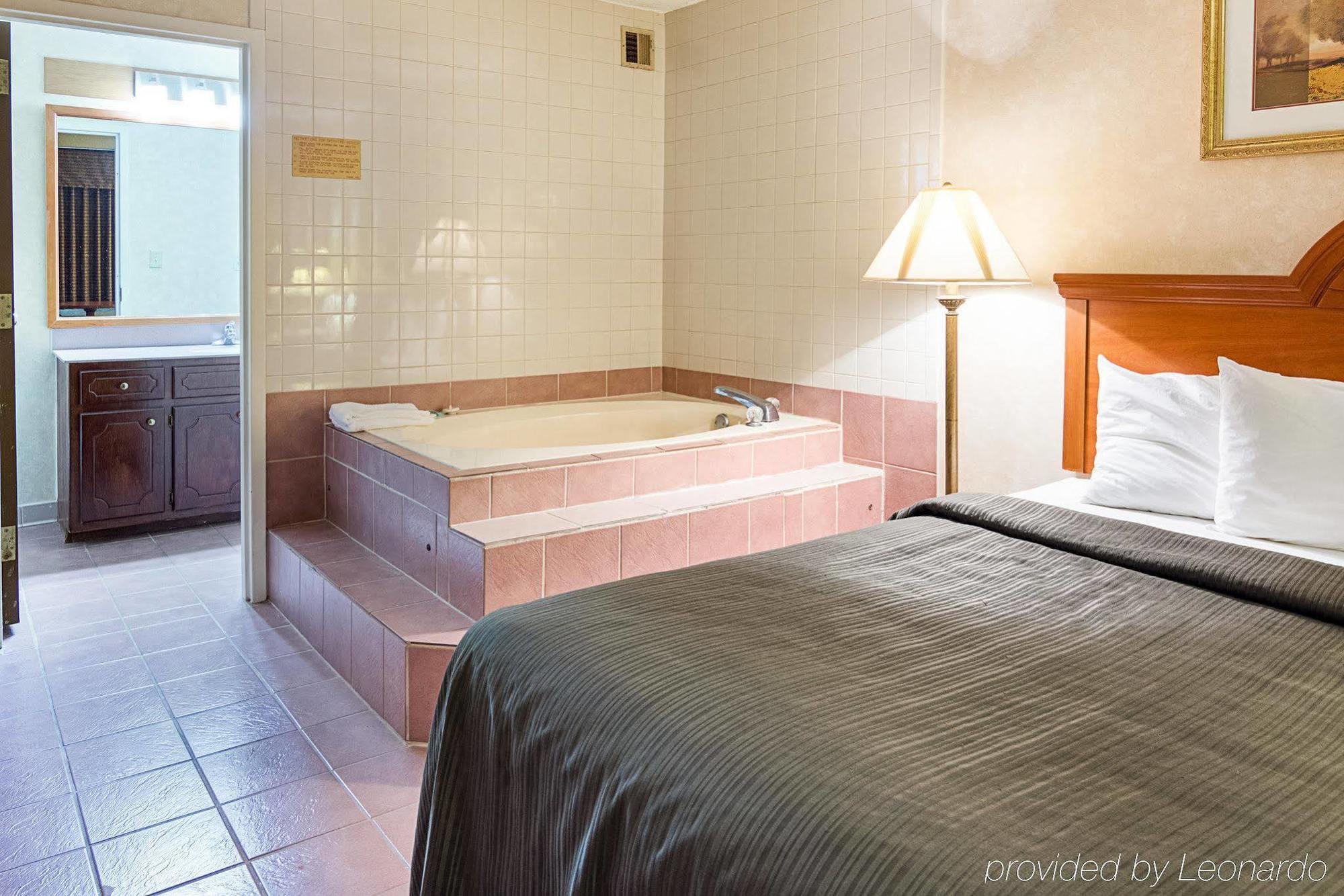 Quality Inn Petersburg Near Fort Gregg-Adams Buitenkant foto