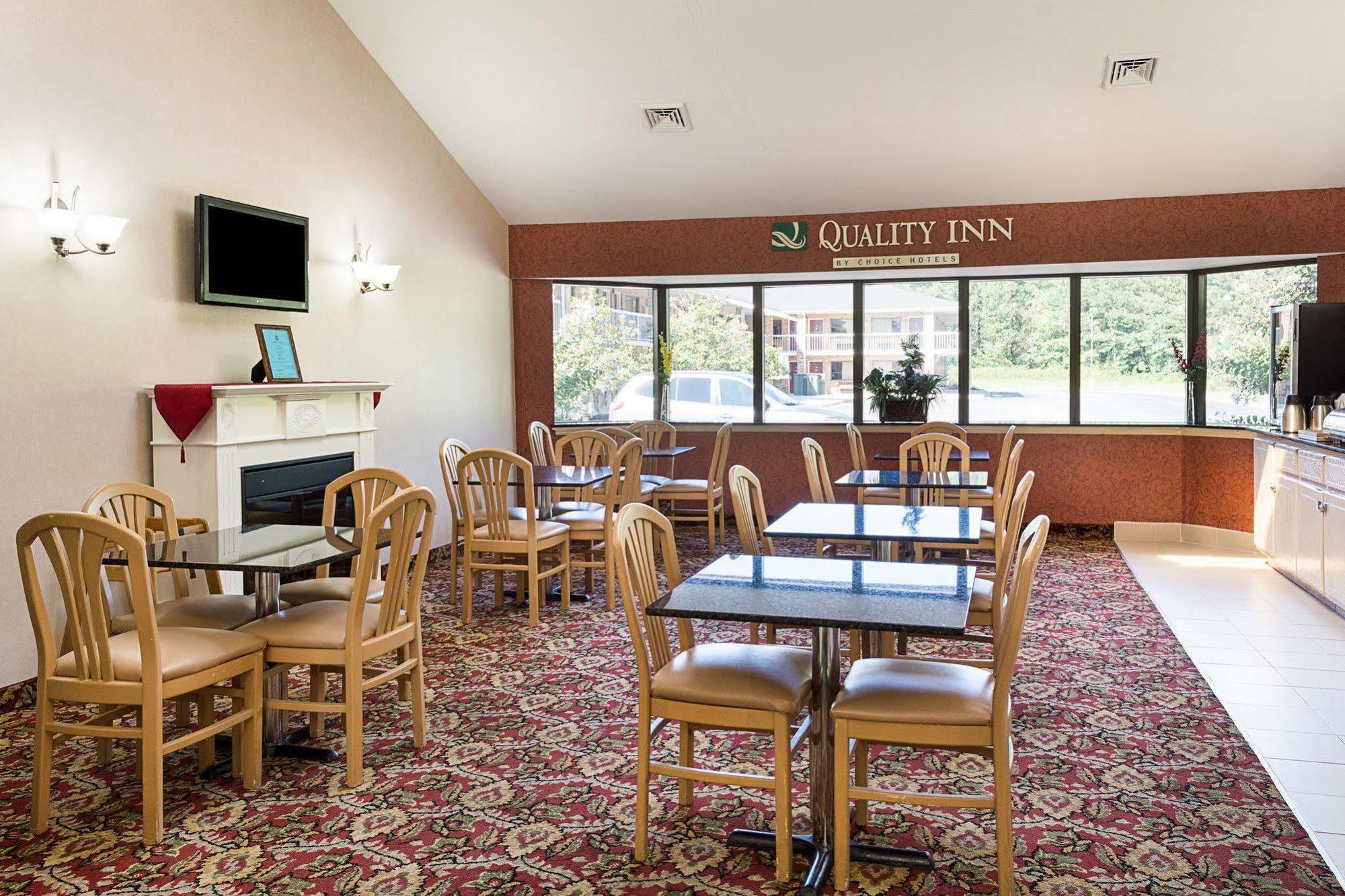 Quality Inn Petersburg Near Fort Gregg-Adams Buitenkant foto